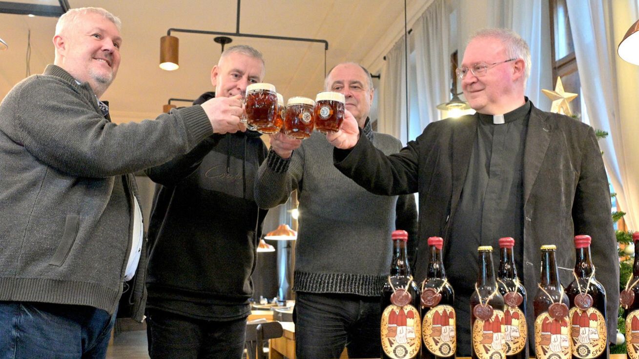 image:Image Mons. Martin Davídek s Richardem Kirbsem, Lubošem Kysilkou a Vlastimilem Žáčkem z Biskupského pivovaru.