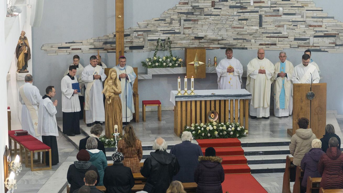 image:Image Novou sochu Panny Marie s Ježíšem v náručí požehnal o slavnosti Panny Marie, počaté bez poskvrny prvotního hříchu, biskup Martin David v kostele sv. Anny v Havířově.