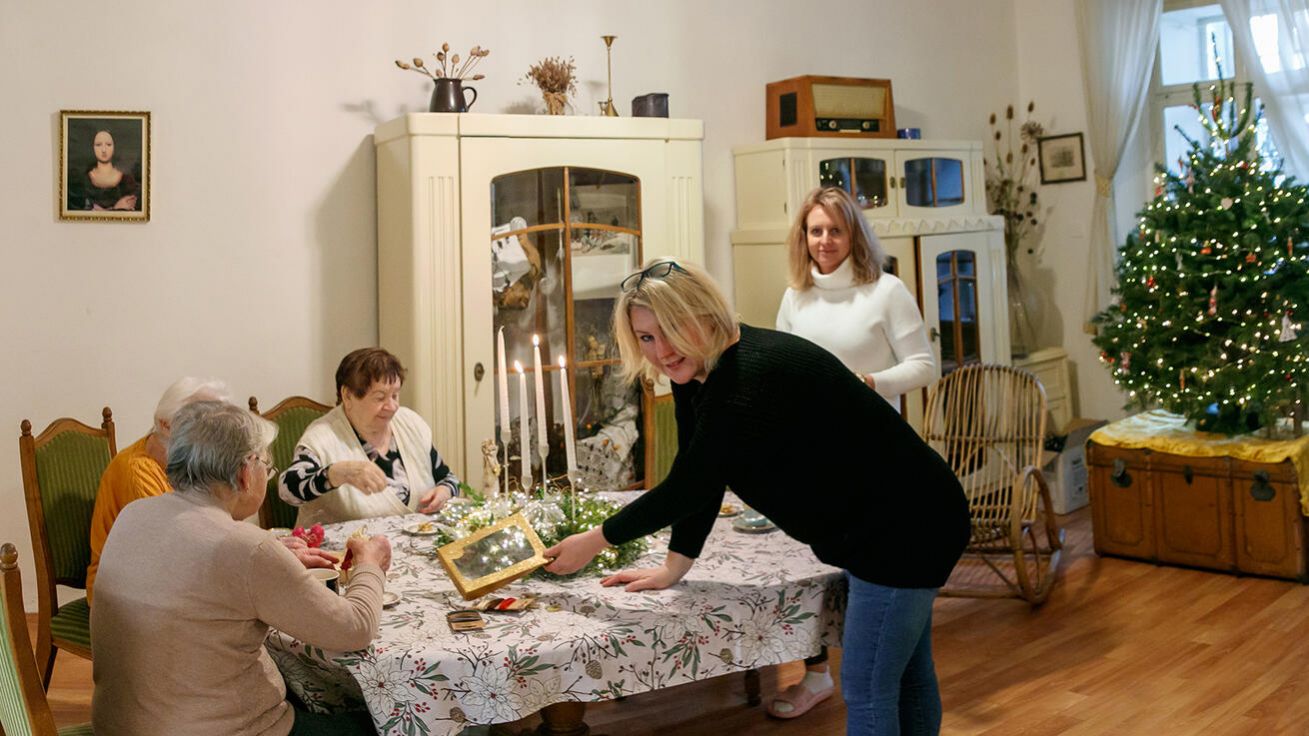 image:Image Seniorky z Domova pokojného stáří Naší Paní začínají s adventním tvořením v klatovském komunitním centru Dotek už dopoledne. Děti do Doteku přicházejí odpoledne, po skončení vyučování.