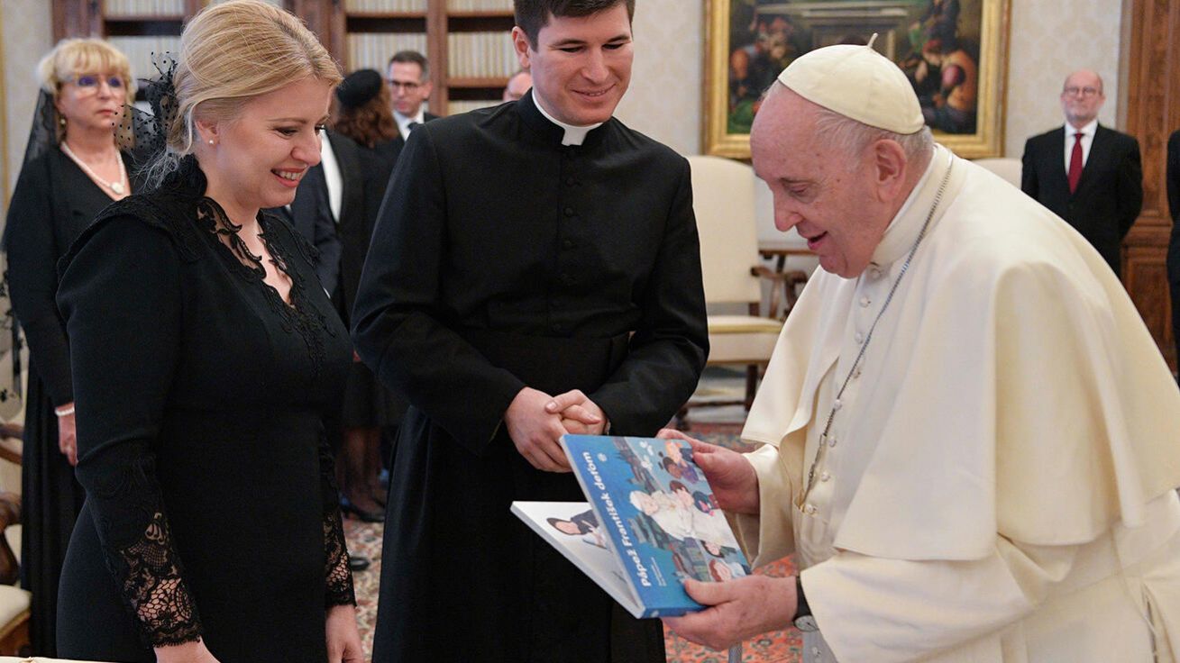 image:Image Prezidentka Zuzana Čaputová mezi jinými dary Františkovi věnovala dětskou knihu o papeži.