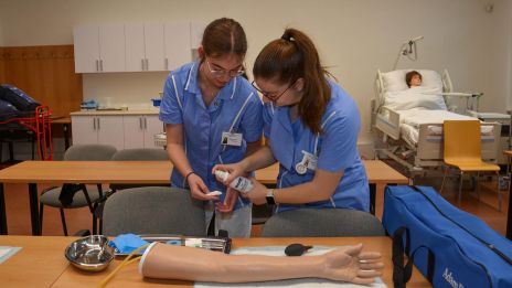 image:Image Třída přímo v nemocnici