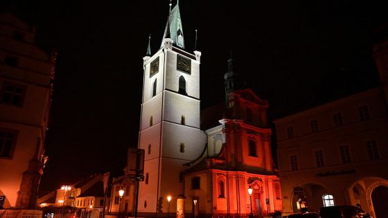 image:Image Červená středa zbarvila 23. listopadu do rudé barvy i litoměřický kostel Všech svatých. Za pronásledované křesťany se tu věřící modlili při bohoslužbě i následném průvodu k mariánskému sloupu na náměstí.