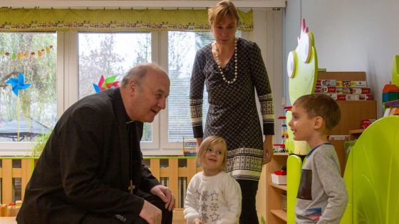 image:Image Arcibiskup Jan Graubner v Církevní mateřské škole Srdíčko v Praze-Stodůlkách.
