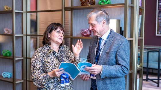 image:Image Michaela Šojdrová s prof. Jaroslavem Doleželem, který se zabývá genetikou rostlin.