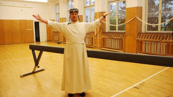 image:Image P. Marek Drábek při praktické ukázce „života na kladině“. Ustrašenou pasivitou místo riskantní sestavy prý nikoho neohromíme.