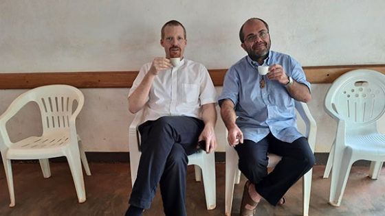 image:Image P. František Staněk ve chvíli odpočinku s kávou ve společnosti italského misionáře z Bangui P. Federica Trinchera, představeného bosých karmelitánů v SAR.