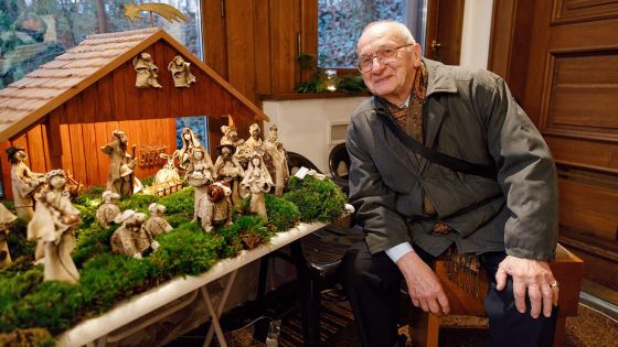 image:Image Do letošního adventu vstoupila Meditační zahrada v Plzni – Doudlevcích s novým betlémem. Keramické ztvárnění vítání narozeného Spasitele z dílny výtvarnice Petruše Tenglerové věnoval ze své sbírky betlémář Pavel Trnka (na snímku), v kapli sv. Maxmiliána Kolbeho betlém požehnal generální vikář P. Petr Hruška. Na Štědrý den od 13.00 hodin a 8. ledna od 15.00 hodin bude u betléma zpívat koledy sbor Jiřičky.