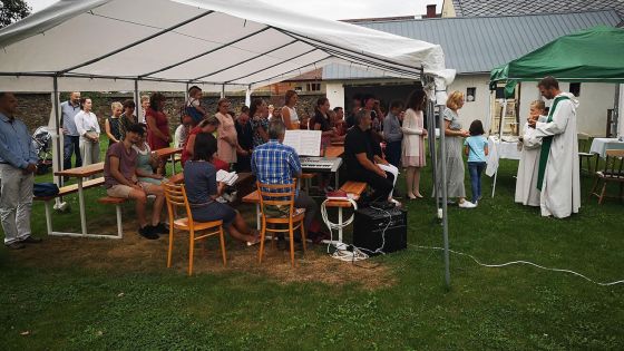image:Image Bohoslužba v létě na farní zahradě.
