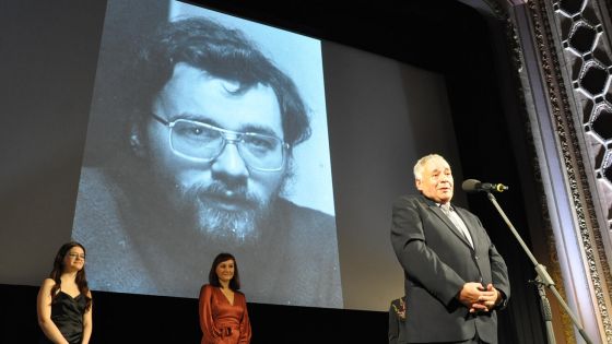 image:Image Cenu Příběhů bezpráví převzal letos řeckokatolický kněz Jiří Maria Kvapil od spisovatelky Kateřiny Tučkové.