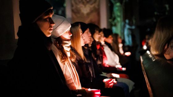 image:Image Studenty lákají i rorátní mše, třeba v Brně v kostele Nanebevzetí Panny Marie.