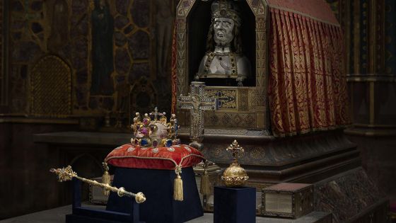 image:Image Vznikly dva nové snímky klenotů. Tento zdůrazňuje její svatováclavskou tradici.