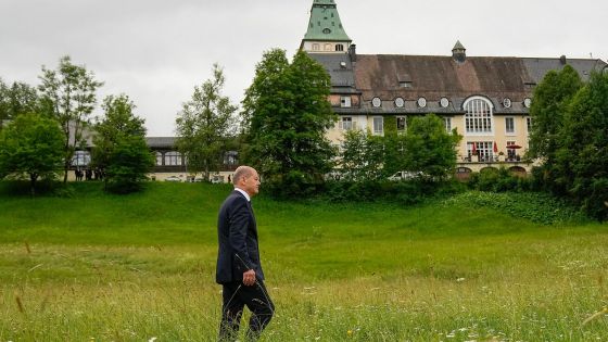image:Image Německý kancléř Olaf Scholz vede zemi neprošlapanou cestou. Na fotografii míří na tiskovou konferenci na summitu G7 v bavorském Elmau.
