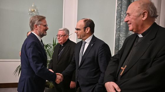 image:Image Jednání s premiérem Petrem Fialou se zúčastnili kardinál Jean-Claude Hollerich, reverend Christian Krieger i arcibiskup Jan Graubner.