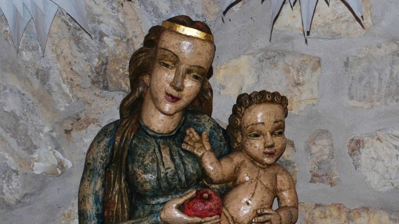 image:Image Madona s dítětem od řezbářky Dagmar Koverdynské je k vidění na letošní vánoční výstavě v podzemí pražské Betlémské kaple.