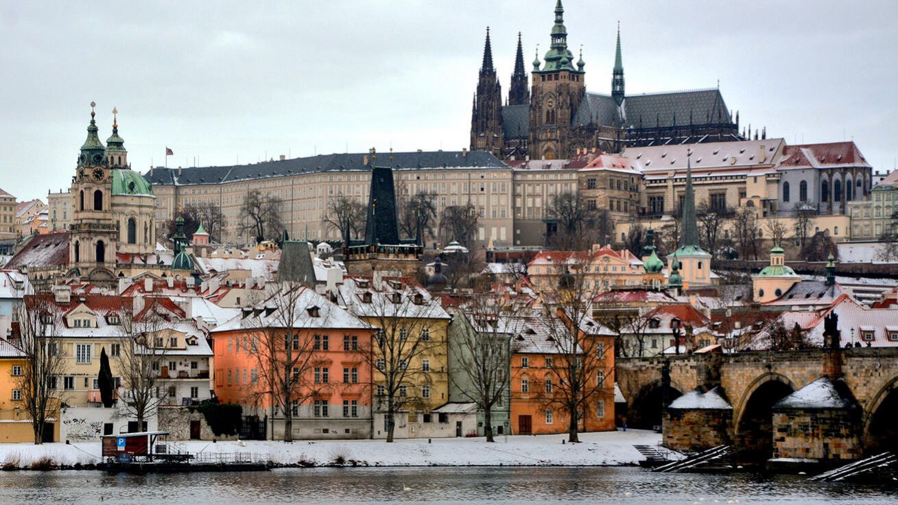 image:Image O prezidentský úřad, jehož sídlem je Pražský hrad, usiluje devět kandidátů, jedna žena a osm mužů. První kolo voleb se uskuteční 13. a 14. ledna.