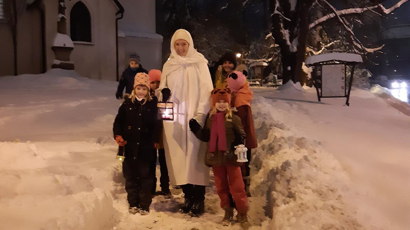 image:Image V Novém Jičíně putovaly děti s lampionky se svatou Lucií od kostela ke kostelu.