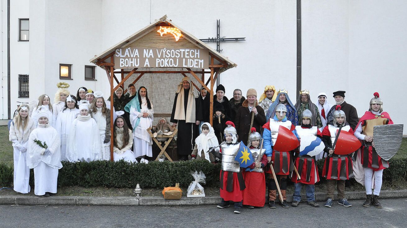 image:Image Každá vesnice či město má své jedinečné pojetí živého betléma. V tom sucholožském doputovala k jesličkám i skupina římských vojáků.