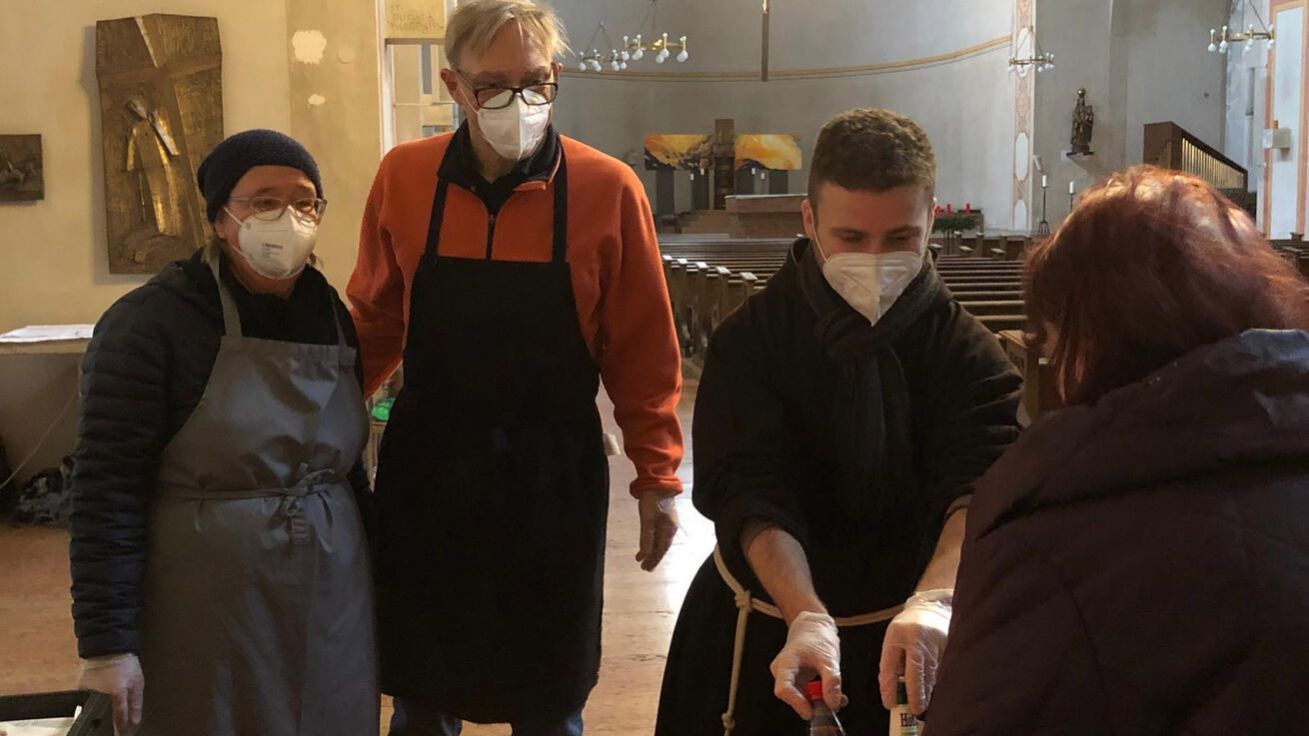 image:Image Mnichovští kapucíni a Charita začali s výdejem obědů v kostele v adventu 2020.