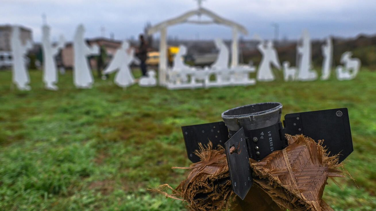 image:Image V POPŘEDÍ BETLÉMA PŘED KOSTELEM V ČORNOBAJIVCE u Chersonu trčí ze země zbytek ruské rakety Grad. Ukrajinská armáda osvobodila Cherson a jeho okolí v polovině listopadu, oblast je však denně ostřelována z levého břehu Dněpru. Narození Páně 25. prosince, tedy shodně se Svatým stolcem a západní církví, letos oslaví nejen menšinoví ukrajinští římští katolíci, ale i řada pravoslavných farností. Letos v říjnu totiž synod Ukrajinské pravoslavné církve rozhodl, že její věřící mohou přejít ke gregoriánskému (tedy západnímu) kalendáři, a slavit tak Vánoce nikoli až 7. ledna, ale už o 13 dní dříve. Podle toho se následně posune i slavení dalších liturgických svátků. Podobně se rozhodla i některá řeckokatolická společenství. Už od roku 2017 je 25. prosinec na Ukrajině státním svátkem. O změně kalendáře debatují ukrajinské církve několik let, současné rozhodnutí je i projevem vůle odpoutat se od ruského modelu.