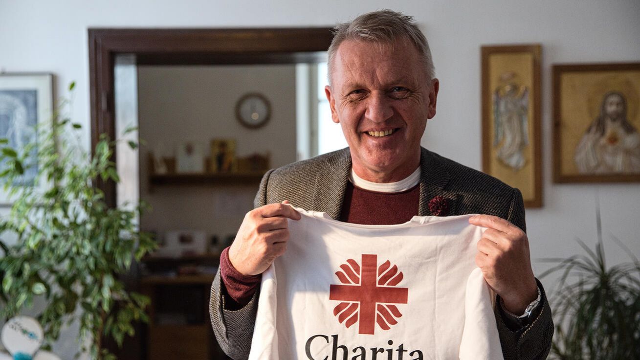 image:Image P. Zbigniew Czendlik fandí všem, kdo oblékají charitní dres. Hlavně pak všem koledníkům.