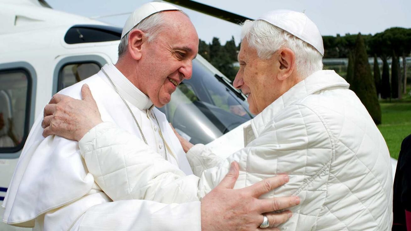 image:Image „Je to muž Boží, pokorný muž, muž modlitby. Byl jsem velmi šťastný, když byl zvolen papežem. Také když odstoupil, byl to pro mě příklad velikosti. To udělá jen velký člověk,“ řekl o Benediktu XVI. papež František v roce 2013.