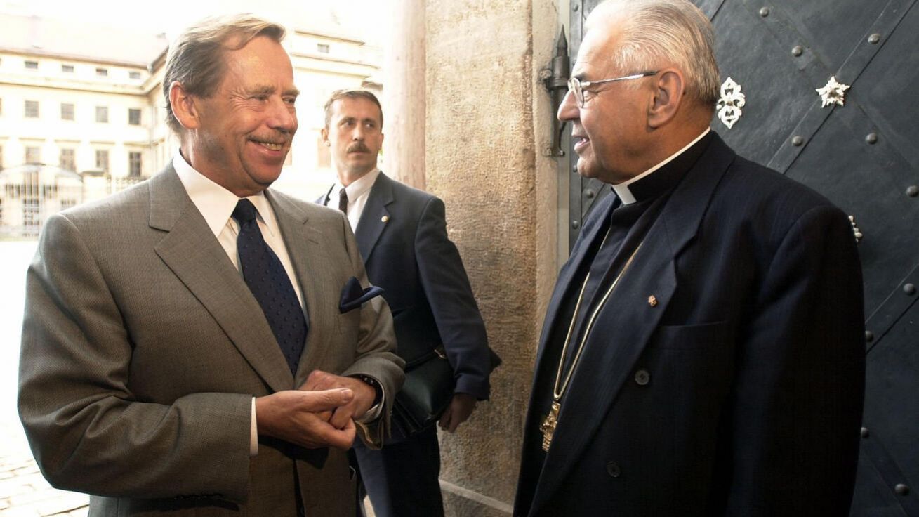 image:Image Prezident Václav Havel se s kardinálem Miloslavem Vlkem setkával často, v srpnu 2000 ho navštívil v Arcibiskupském paláci.