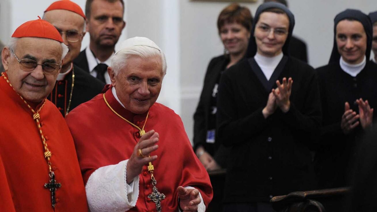 image:Image V roce 2009 navštívil Benedikt XVI. Prahu, Starou Boleslav a Brno, doprovázel ho kardinál Miloslav Vlk.