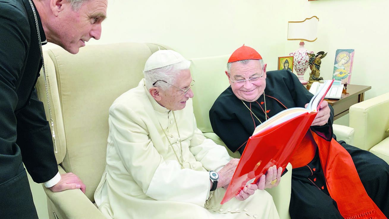 image:Image Kardinál Duka předal emeritnímu papeži v roce 2019 knihu o pražském arcibiskupství.