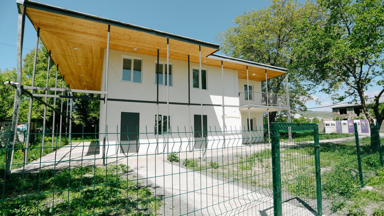 image:Image Jedno ze šesti komunitních center péče, která v Gruzii staví Charita. Do dvou z nich se již nastěhovali klienti z ústavů.