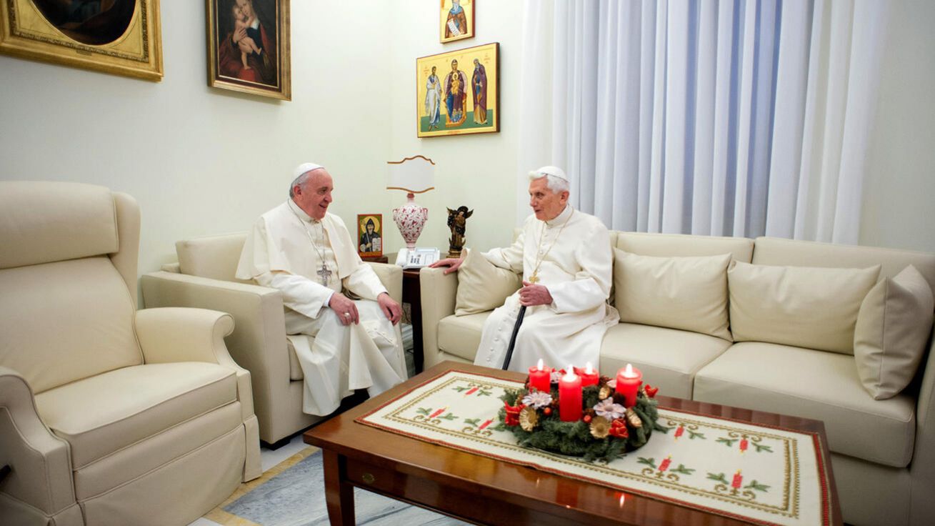 image:Image Emeritní papež Benedikt XVI. v rozhovoru se svým nástupcem Františkem o Vánocích roku 2013.