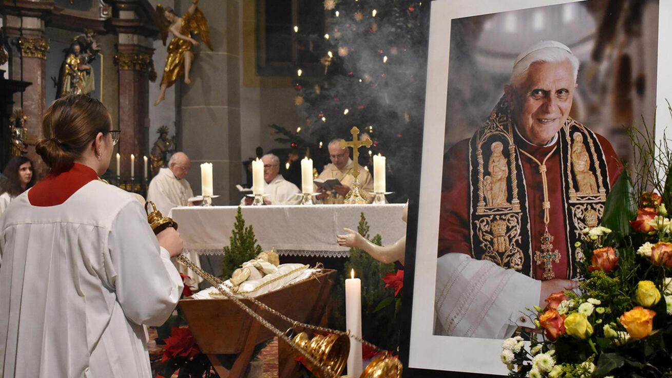 image:Image Zádušní bohoslužbu slavili například v poutním kostele v Altöttingu, kam malý Joseph Ratzinger chodil s rodiči.