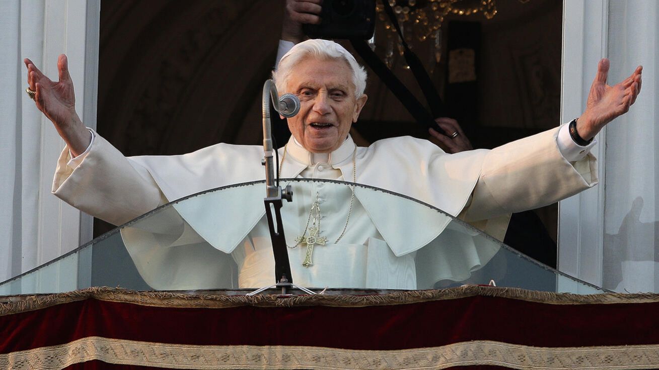 image:Image Benedikt XVI. zdraví 28. února 2013 shromážděný zástup z okna rezidence v Castel Gandolfo poté, co odtud udělil své poslední veřejné papežské požehnání.