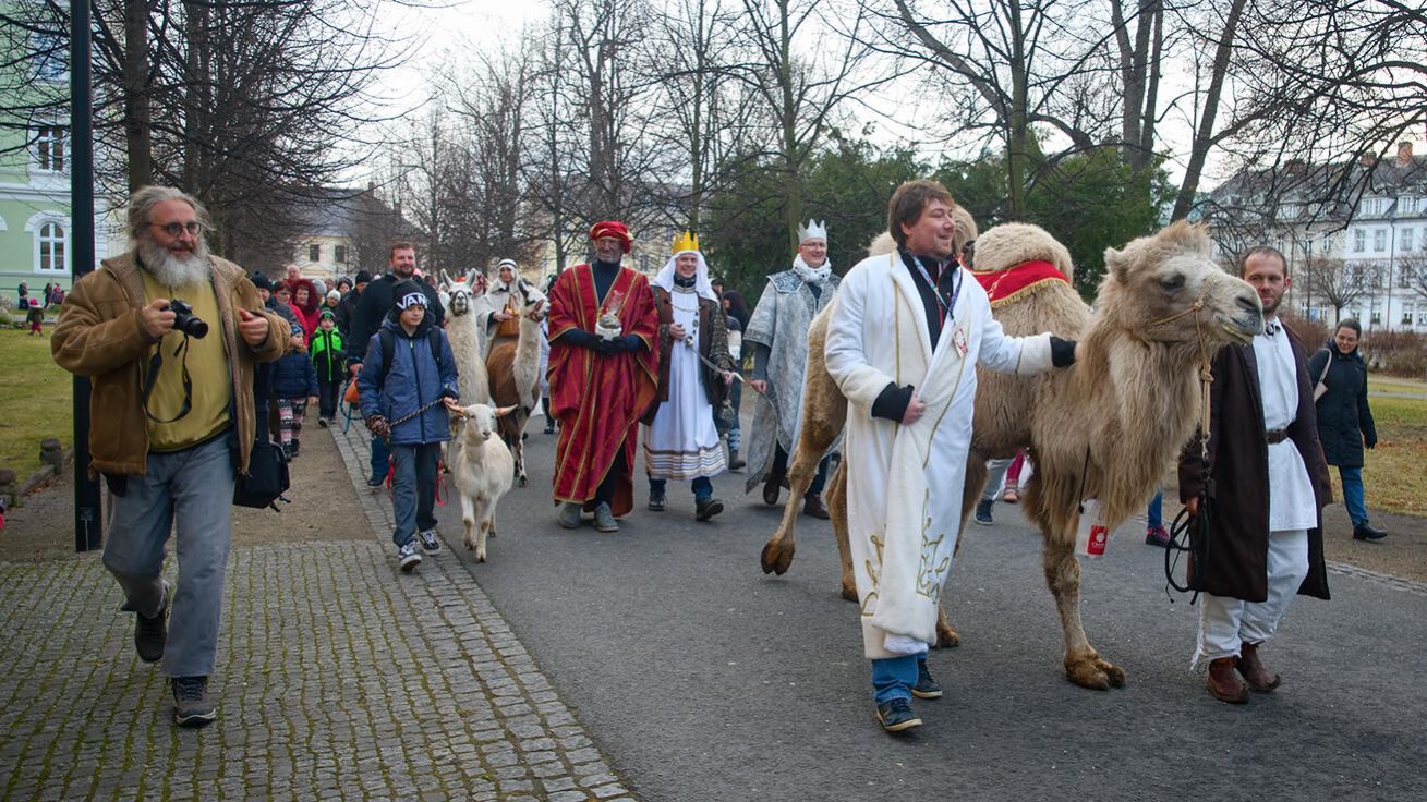 image:Image Několik tříkrálových průvodů prošlo diecézí. V pátek 6. ledna jej pro spoluobčany připravila také Charita Krnov s třemi králi, živým velbloudem i pastevci. Tři krále zastoupili za řád minoritů P. Sebastian Gruca OFMConv., za farnost P. Pavel Obr a za město tajemník Pavel Osadník.