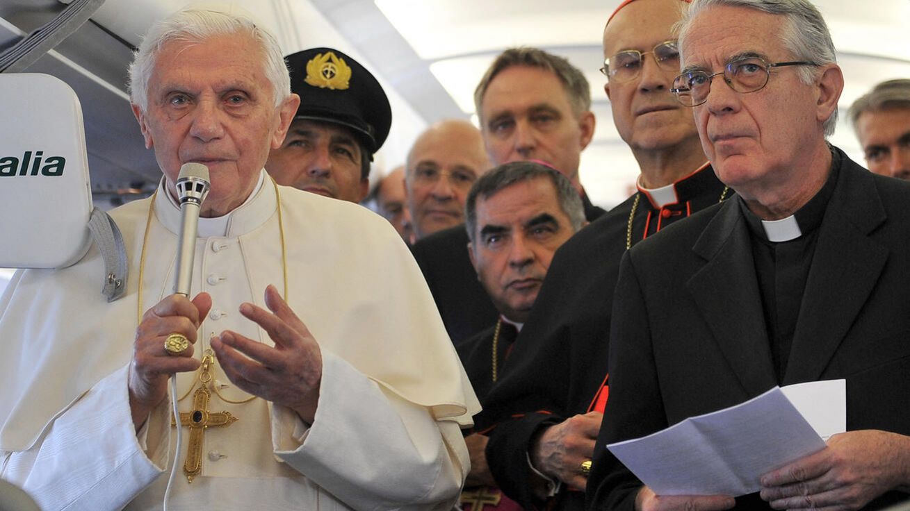 image:Image P. Federico Lombardi SJ (vpravo) doprovázející papeže Benedikta XVI. při státní návštěvě jeho rodného Německa na palubě letadla Alitalia před přistáním v Berlíně 22. září 2011.