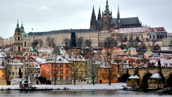 image:Image O prezidentský úřad, jehož sídlem je Pražský hrad, usiluje devět kandidátů, jedna žena a osm mužů. První kolo voleb se uskuteční 13. a 14. ledna.
