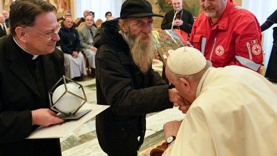 image:Image PAPEŽ V DEN SVÝCH 86. NAROZENIN ocenil tři lidi, kteří pomáhají „nejchudším z chudých“. Patří mezi ně Gian Piero, známý jako Wué, který žije v Římě na ulici a z toho, co vyžebrá, podporuje nuznější, než je on. František k narozeninám dostal například graffiti od italského tvůrce Maura Pallotty alias Maupala nebo sachr dort od rakouských biskupů při návštěvě Ad limina apostolorum.