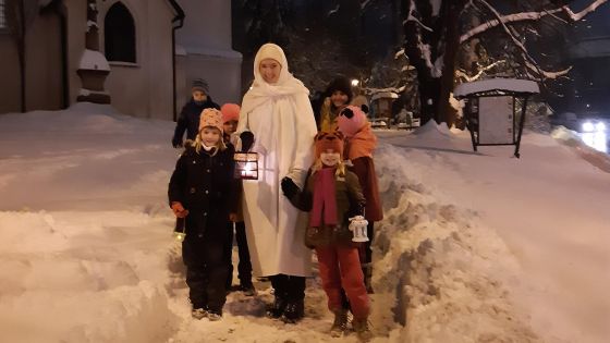image:Image V Novém Jičíně putovaly děti s lampionky se svatou Lucií od kostela ke kostelu.