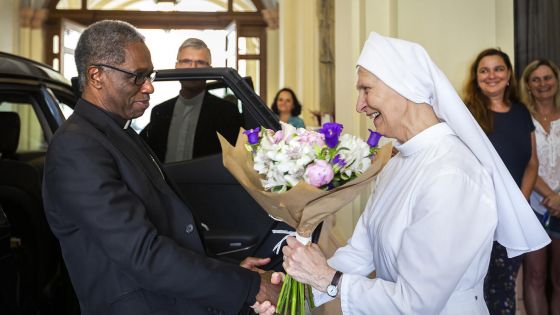 image:Image První přivítání na pražském arcibiskupství v roli velvyslance Svatého otce. Se sestrami boromejkami jej spojuje staré přátelství.