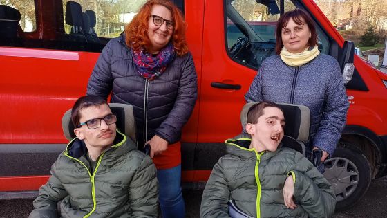 image:Image Do Domu sv. Josefa v Chotovicích rádi jezdí také dvojčata Ráďa a Honzík z Litomyšlska. Oba už vyzkoušeli Plošinku, nové svozové auto pro klienty se zdravotním postižením, které mohla novohradská Charita pořídit díky Tříkrálové sbírce.