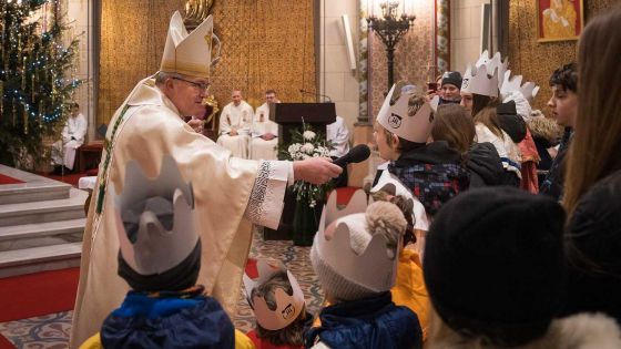 image:Image Před samotnou sbírkou přijali minulý pátek alespoň někteří koledníci z olomoucké arcidiecéze v katedrále sv. Václava požehnání z rukou biskupa Josefa Nuzíka.