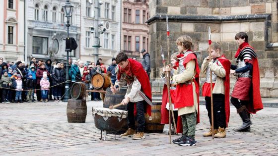 image:Image Staroplzenecký živý betlém potěšil na Štědrý den u plzeňské katedrály sv. Bartoloměje velké množství diváků, mezi nimiž byl i biskup Tomáš Holub.