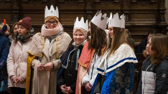 image:Image TRADIČNÍ TŘÍKRÁLOVÁ SBÍRKA ZAČALA tento týden po celém Česku. Slavnostní požehnání dostali koledníci už 30. prosince v Olomouci, v Brně pak 2. ledna. Centrem Prahy projde tříkrálový průvod s velbloudy v pátek 6. ledna. Do největší charitativní sbírky u nás se každý rok zapojuje na 70 tisíc dobrovolníků. Přispívat koledníkům lze do 15. ledna, online pak po celý rok. Dvě třetiny výtěžku sbírky zůstávají v regionu, kde byly peníze vybrány. Sbírce se věnuje také příloha Caritas v malém sešitě.