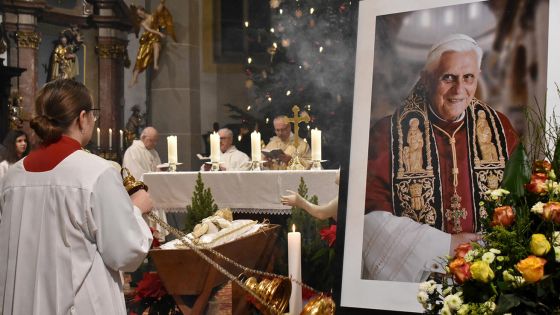 image:Image Zádušní bohoslužbu slavili například v poutním kostele v Altöttingu, kam malý Joseph Ratzinger chodil s rodiči.