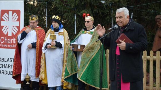 image:Image Ve středu 4. ledna rozeslal i biskup Josef Kajnek tříkrálové koledníky z Pernštýnského náměstí v Pardubicích.