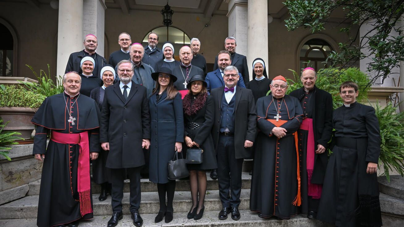 image:Image STÁTNÍ I CÍRKEVNÍ DELEGACE SPOLEČNĚ. Na pohřeb Benedikta XVI. se vypravili minulý čtvrtek 5. ledna vládním speciálem zástupci veřejné správy i církve. Na schodech Papežské koleje Nepomucenum v Římě se tak při krátké zastávce stihli vyfotit představitelé vlády, České biskupské konference, řeholí i diplomatického sboru.