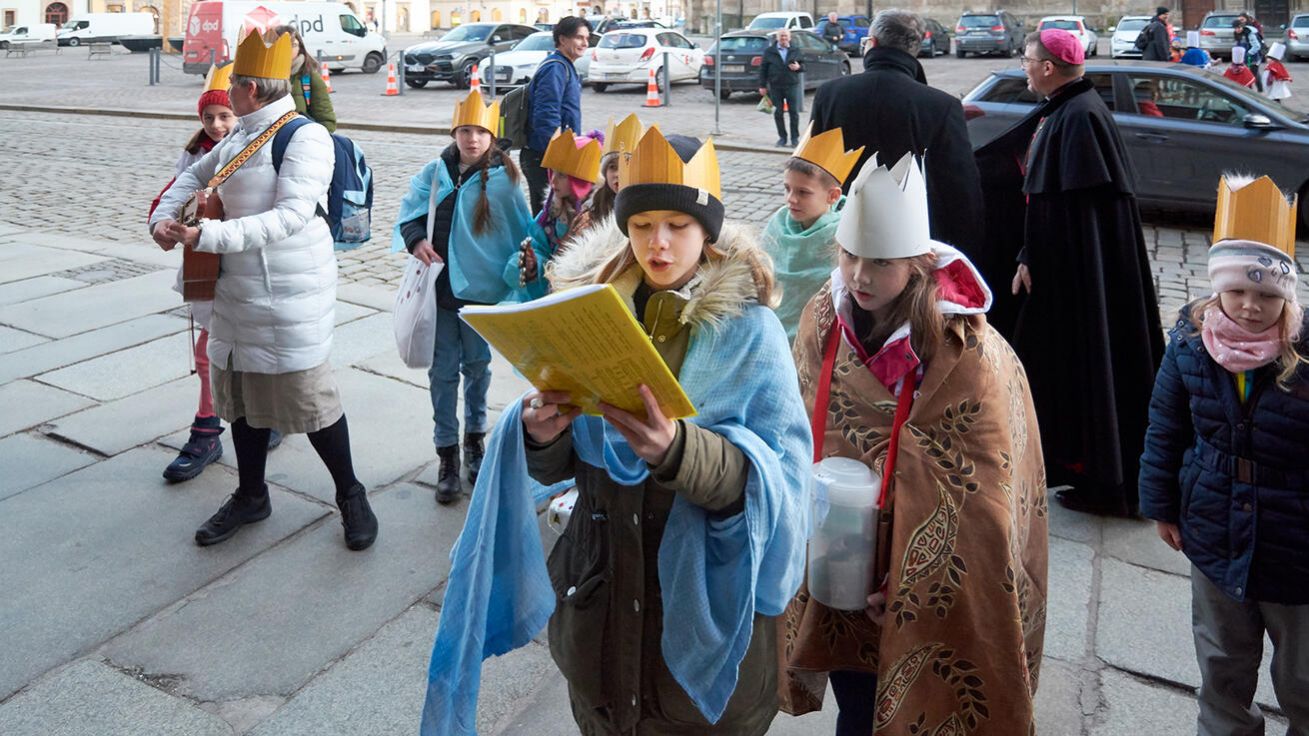image:Image Malí koledníci při zahájení Tříkrálové sbírky.