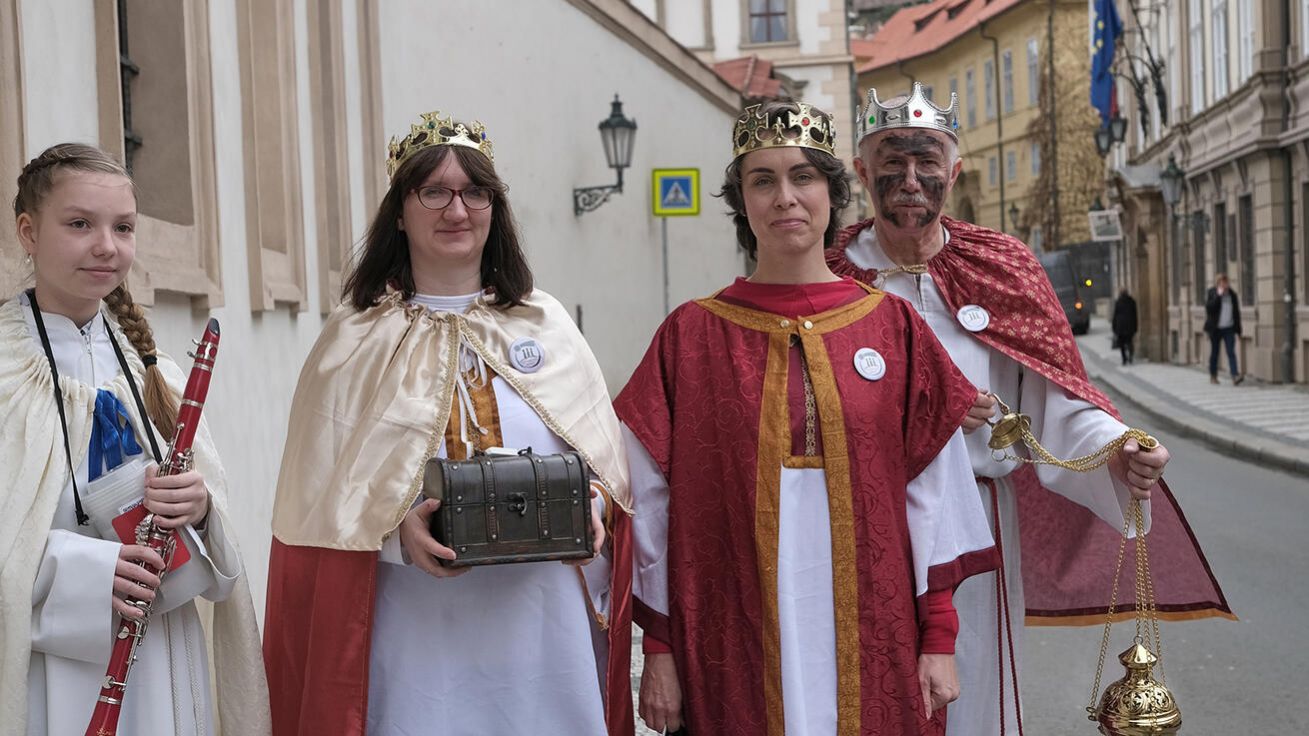 image:Image Koledníci před budovou Senátu.