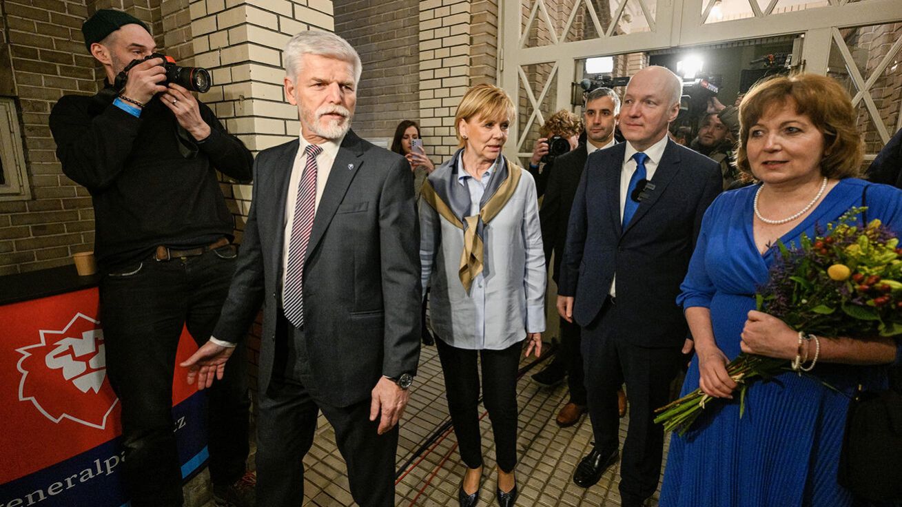 image:Image Krátce po vyhlášení výsledků prvního kola prezidentských voleb přišli vítěze Petra Pavla (na snímku s manželkou Evou) podpořit někteří kandidáti, kteří do druhého kola nepostoupili. Mezi nimi i Pavel Fischer v doprovodu své ženy Kláry.