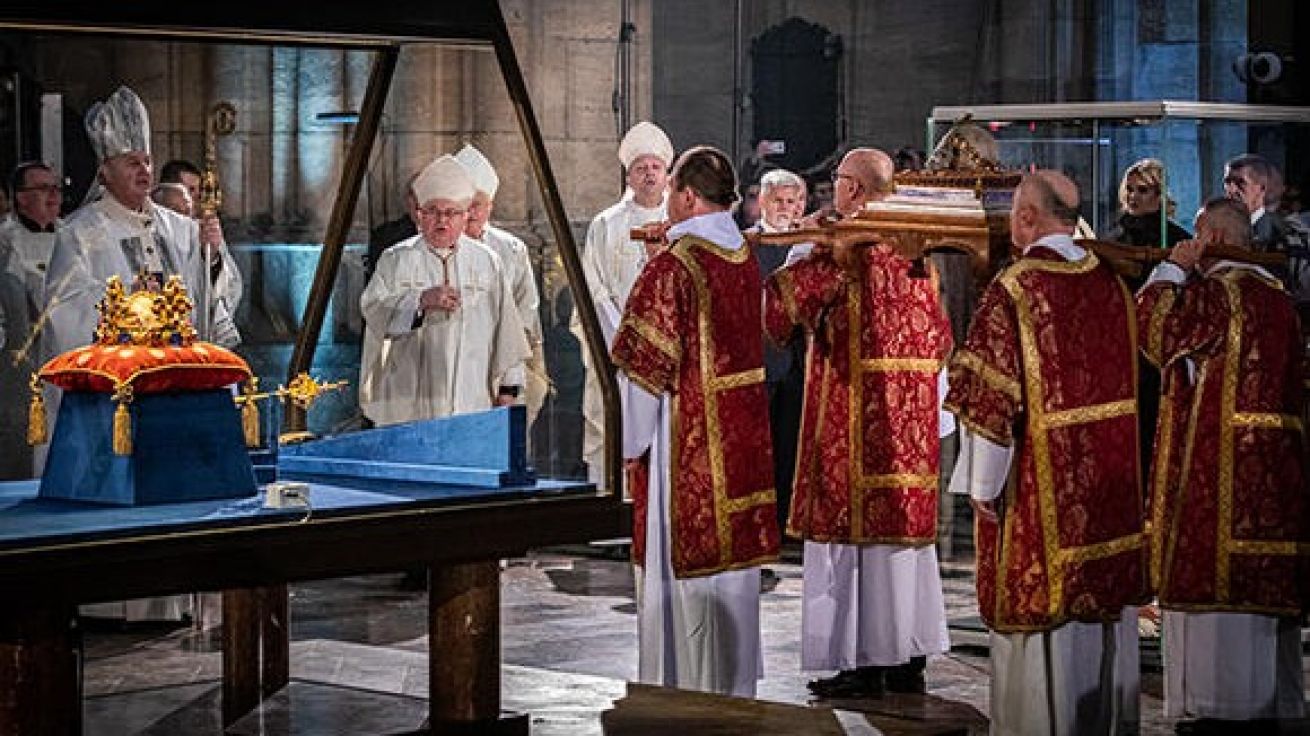 Po bohoslužbě ve svatovítské katedrále arcibiskup Jan Graubner pronesl u korunovačních klenotů a lebky sv. Václava modlitbu za vlast. image:Image Po bohoslužbě ve svatovítské katedrále arcibiskup Jan Graubner pronesl u korunovačních klenotů a lebky sv. Václava modlitbu za vlast.