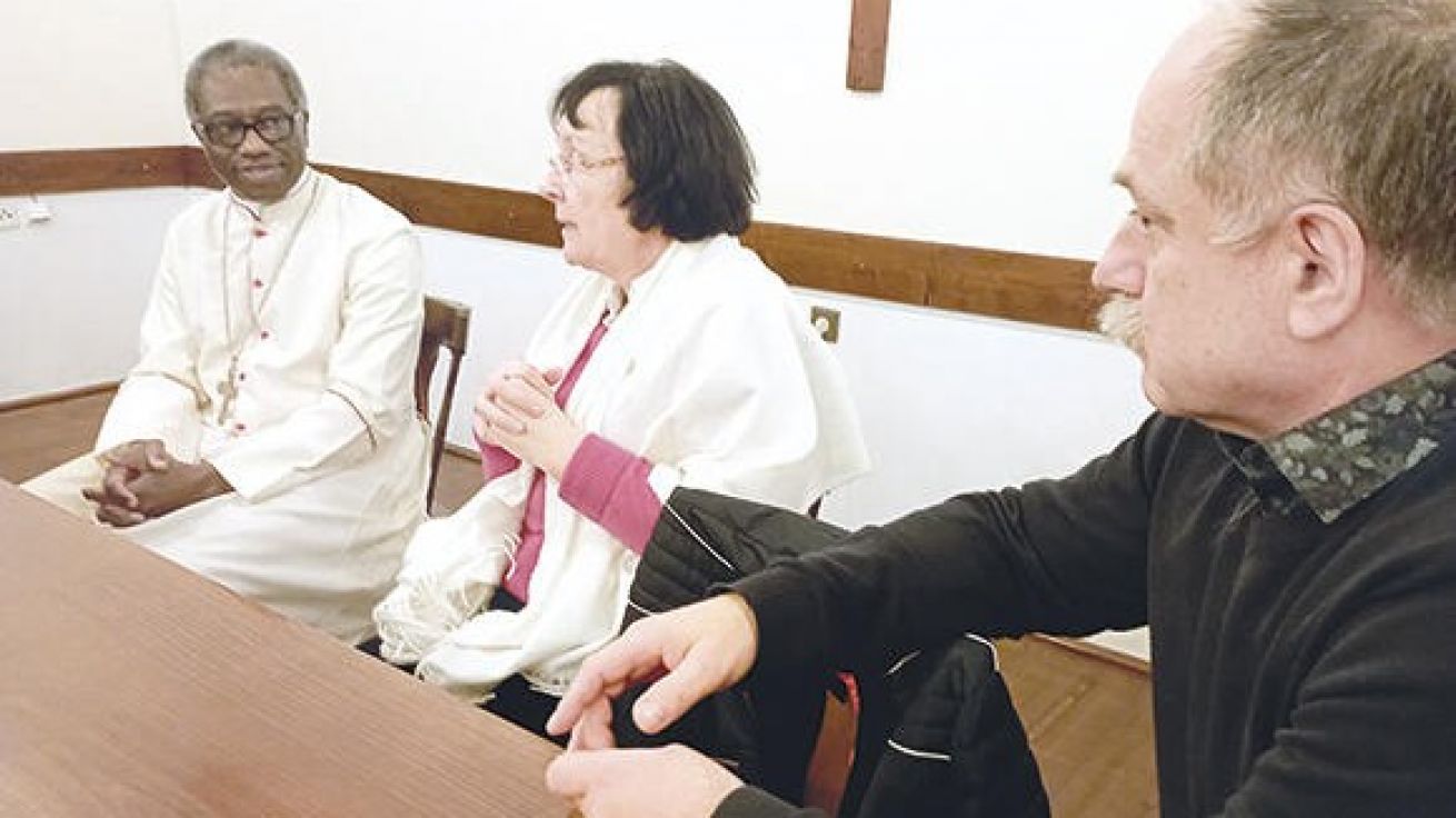 image:Image Práci rodinných center představila Mons. Judovi Thaddeu Okolovi ředitelka Národního centra pro rodinu Marie Oujezdská a Jan Zajíček z ostravského Centra pro rodinu a sociální péči.